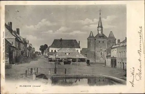 Ak Plomion Aisne, Stadtpartie, Kirche, Uhr
