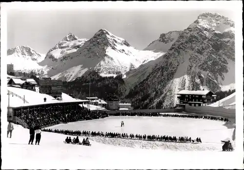Ak Arosa Kanton Graubünden Schweiz, Blick auf den Ort mit Eisbahn, Eiskunstlauf