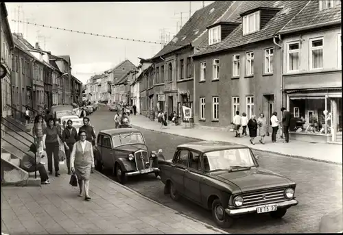 Ak Malchow in Mecklenburg, Straßenpartie, Passanten, PKW´s