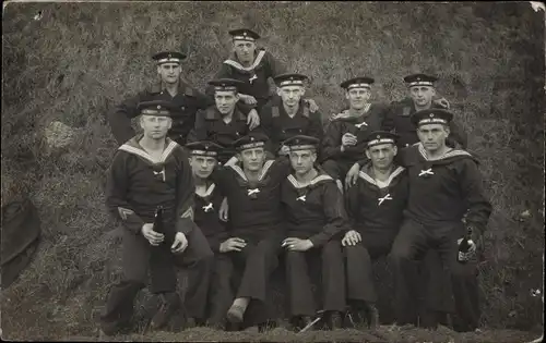 Foto Ak Deutsche Seeleute in Uniformen, Kaiserliche Marine, I WK