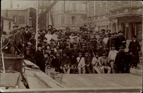 Foto Ak Arbeiter in einem Ort, Straßenbau ?, Zigarrenhandlung