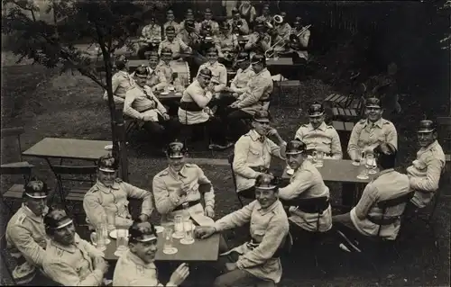 Foto Ak Männer in Uniformen, Feuerwehrleute ?