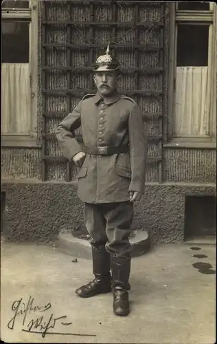 Foto Ak Deutscher Soldat in Uniform, Portrait, Pickelhaube