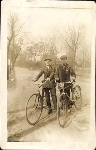 Foto Ak Zwei Männer mit Fahrrädern