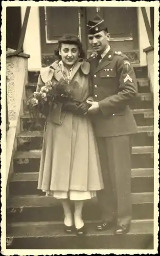 Foto Ak US Amerikanischer Soldat in Uniform mit Braut, Hochzeit