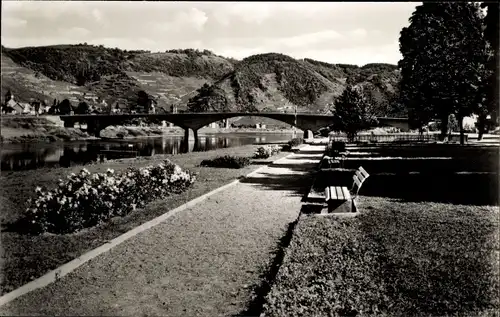 Ak Treis an der Mosel, Promenade, Brücke
