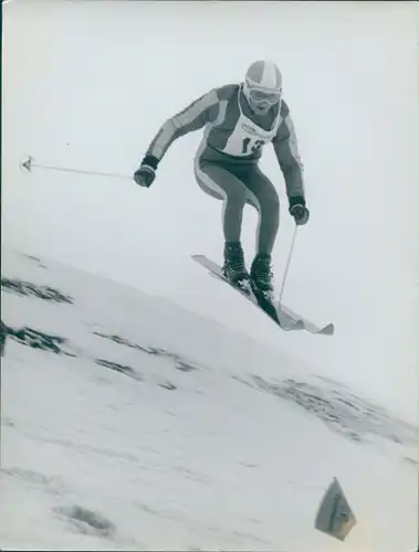 Foto Wintersport, Skifahrer bei der Abfahrt, Startnr. 13