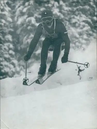 Foto Wintersport, Skifahrer bei der Abfahrt