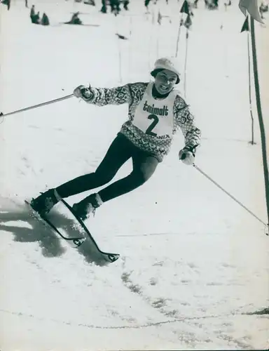 Foto Wintersport, Skifahrerin Harneberger ? bei der Abfahrt, Slalom