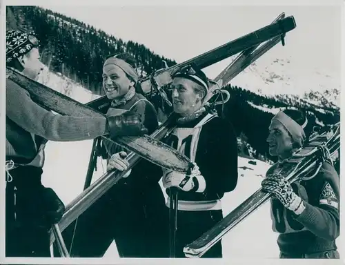 Foto Wintersport, Skifahrer im Gespräch