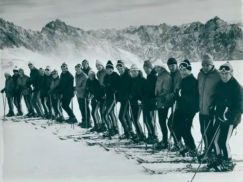 Foto Wintersport, Skifahrer, Gruppenbild am Berg