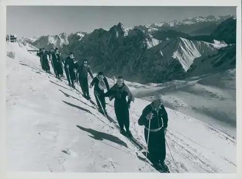 Foto Wintersport, Skifahrer am Hang, Gruppenbild