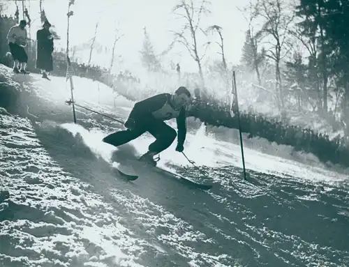 Foto Wintersport, Skirennläufer Émile Allais bei der Abfahrt