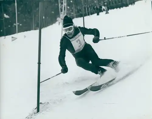 Foto Wintersport, Skifahrer Steiner bei der Abfahrt, Startnr. 3