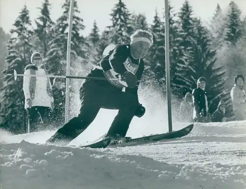 Foto Wintersport, Skifahrer bei der Abfahrt, Slalom