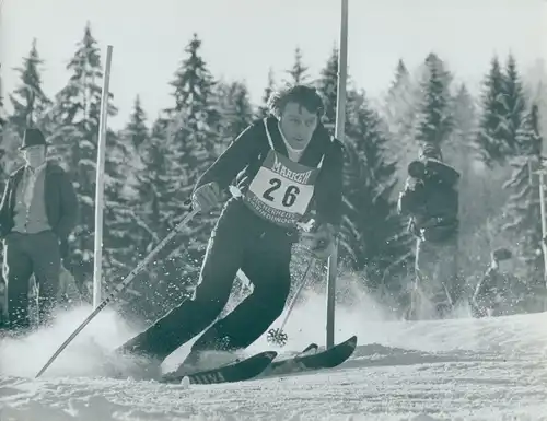Foto Wintersport, Skifahrer bei der Abfahrt, Slalom, Startnr. 26