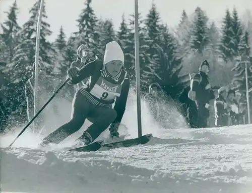 Foto Wintersport, Skifahrerin bei der Abfahrt, Slalom, Startnr. 9