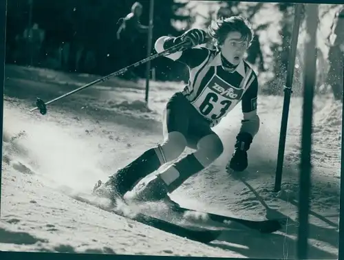 Foto Wintersport, Skifahrer bei der Abfahrt, Slalom, Startnummer 63