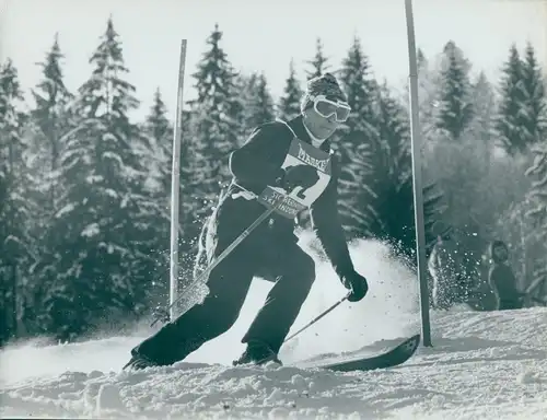 Foto Wintersport, Skifahrer bei der Abfahrt, Slalom