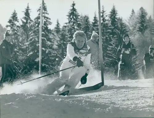 Foto Wintersport, Skifahrerin bei der Abfahrt, Slalom, Startnummer 6