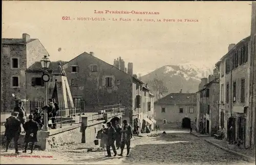 Ak Mont Louis Pyrénées Orientales, La Place, Au fond, la Porte de France