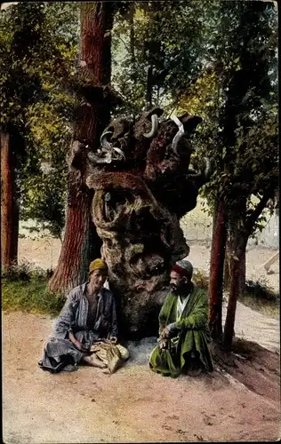Ak Russische Typen aus Zentralasien, Am heiligen Baum