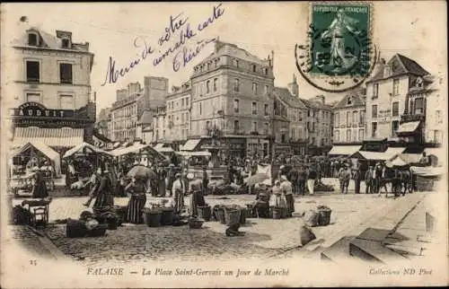 Ak Falaise Calvados, La Place Saint Gervais un Jour de Marche