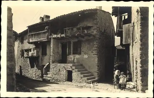 Ak Corneilla de Conflent Pyrénées Orientales, Ortspartie, Wohnhaus, Hund, Familie