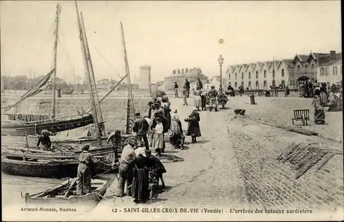 Ak Saint Gilles Croix de Vie Vendée, L'arrivee des bateaux sardiniers