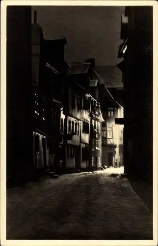 Ak Zwischenhausen Marburg an der Lahn, Gasse bei Nacht