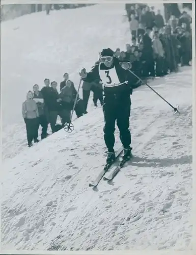 Foto Wintersport, Skifahrer bei der Abfahrt, Startnr. 3