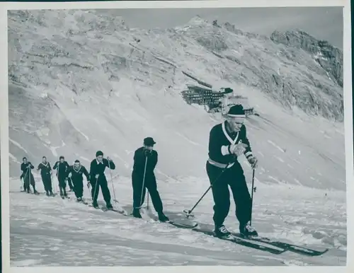 Foto Wintersport, Skimannschaft am Hang