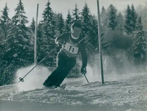 Foto Wintersport, Skifahrer bei der Abfahrt, Slalom, Startnr. 11