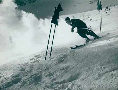 Foto Wintersport, Skifahrer bei der Abfahrt, Slalom