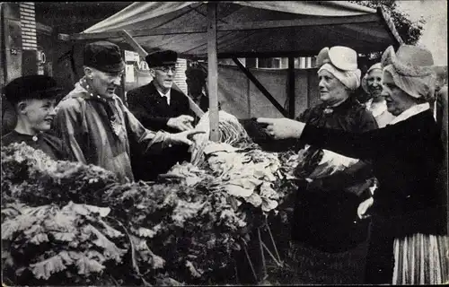 Ak Schagen Nordholland Niederlande, Westfriese Markt, Kunden in Volkstracht