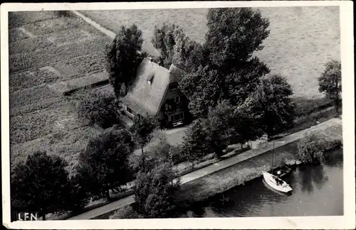 Foto Ak Nordholland Niederlande, Haus aus der Vogelschau, Boot