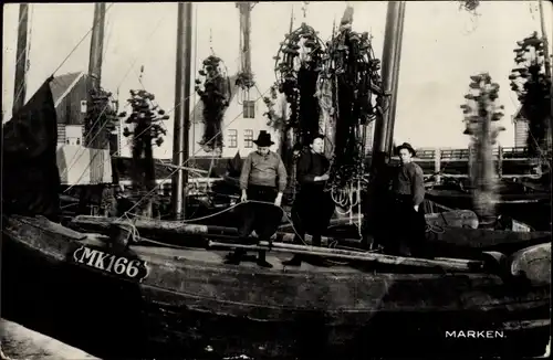 Foto Ak Marken Nordholland Niederlande, Partie mit Boot MK 166