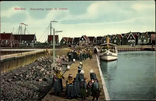 Ak Marken Nordholland Niederlande, Wandeling langs de Haven, Hafenpartie, Tracht, Dampfer