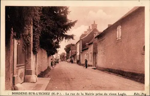 Ak Bordères sur l'Échez Hautes Pyrénées, La rue de la Mairie prise du vieux Logis