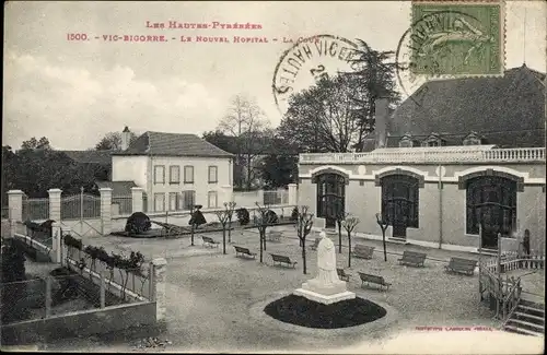 Ak Vic en Bigorre Hautes Pyrénées, Le Nouvel Hopital, La Cour