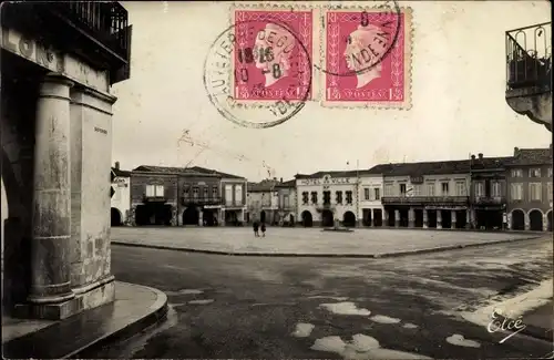 Ak Sauveterre de Guyenne Gironde, Place de l'Hotel de Ville