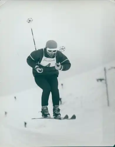 Foto Wintersport, Skifahrer bei der Abfahrt, Startnummer 4