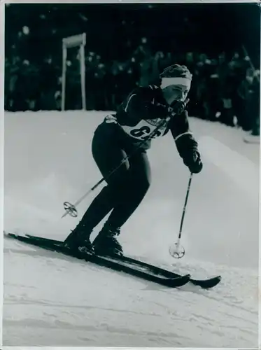 Foto Wintersport, Skifahrer bei der Abfahrt