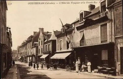 Ak Ouistreham Calvados, L'Hotel des Voyageurs et la Grande Rue