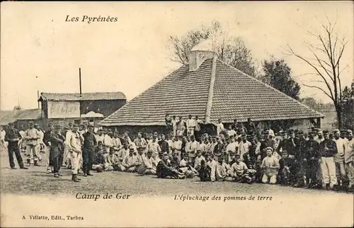 Ak Ger Pyrénées Atlantiques, Camp de Ger, L'epluchage des pommes de terre