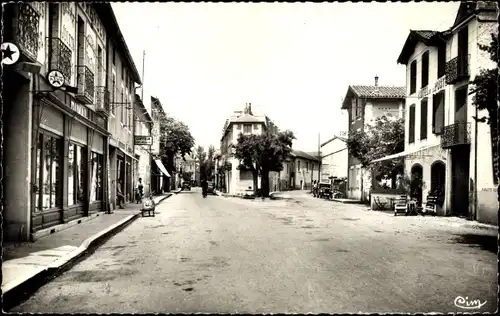 Ak Loures Barousse Hautes Pyrénées, Place des Tilleuls