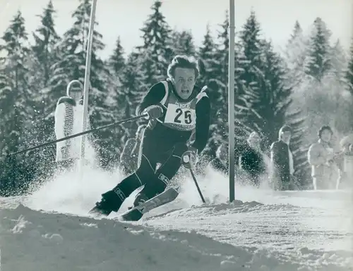 Foto Wintersport, Skifahrer bei der Abfahrt, Slalom, Startnummer 25