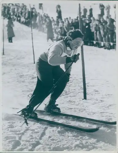 Foto Wintersport, Skifahrer bei der Abfahrt, Slalom