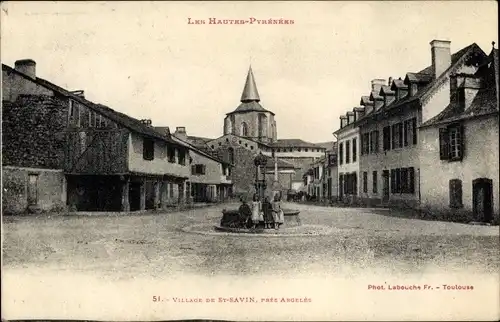 Ak Saint Savin Hautes-Pyrénées, Platz, Brunnen