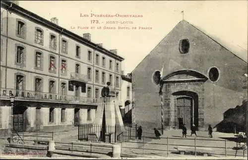 Ak Mont Louis Pyrénées Orientales, La Place et le Grand Hotel de France